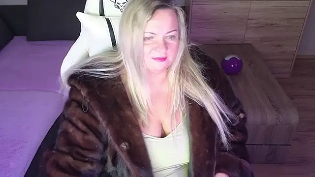 Snapshot of MolligSpielle chatting on 02-19-25, 11:36 MolligSpielle online show from 02-19-25, 11:36