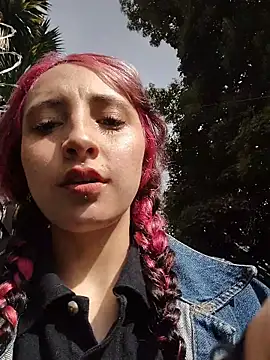 Snapshot of _Laary chatting on 12-19-25, 08:11 Laary online show from 12-19-25, 08:11