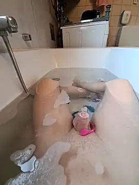 Snapshot of toeloverlive chatting on 10-27-25, 10:16 toeloverlive online show from 10-27-25, 10:16