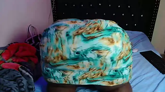 Toomuchbooty33 online show from 12-16-25, 06:50