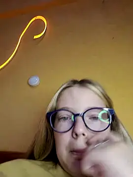 Snapshot of -veranito- chatting on 03-13-25, 03:11 -veranito- online show from 03-13-25, 03:11