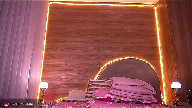 Snapshot of danna_berlin_ chatting on 02-17-26, 07:22 danna berlin online show from 02-17-26, 07:22