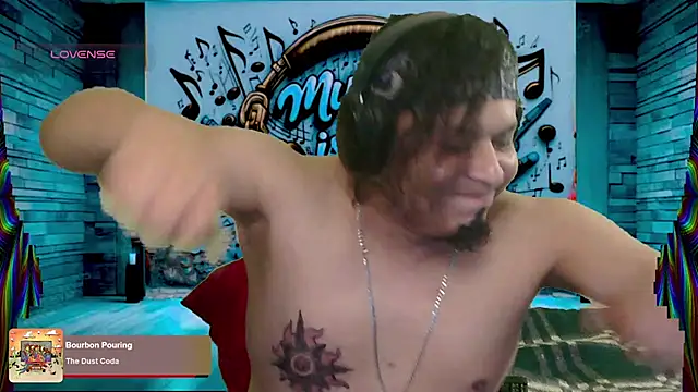 Snapshot of chino_roz chatting on 03-17-25, 01:03 chino roz online show from 03-17-25, 01:03