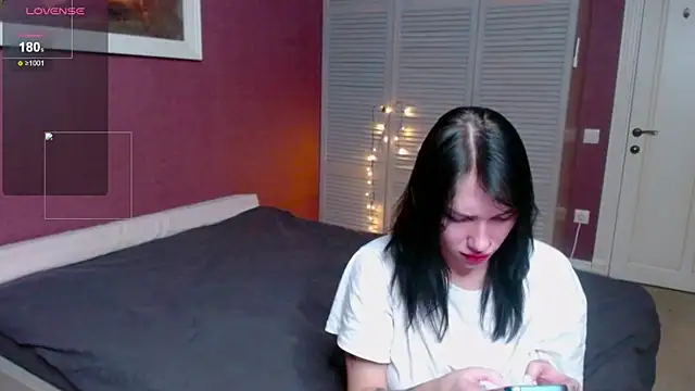 Snapshot of Laura_Key chatting on 10-29-25, 08:30 Laura Key online show from 10-29-25, 08:30