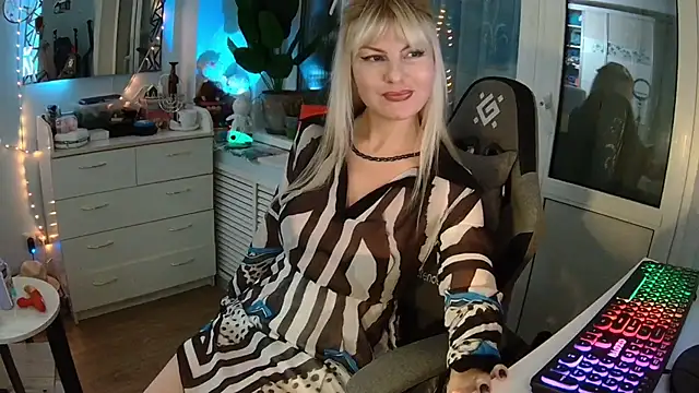 GlamSquirt online show from 11-17-25, 05:28