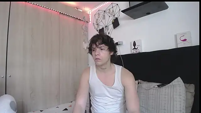 Santiago kiler online show from 04-18-26, 01:02