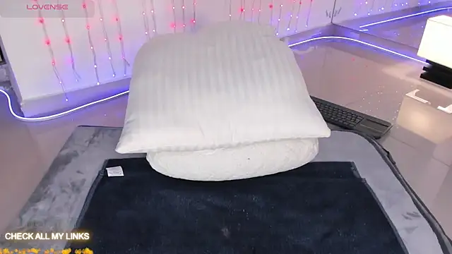 ohyesly  online show from 09-25-25, 11:11