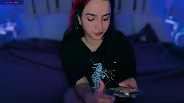 Daphne Moss online show from 05-07-26, 01:14