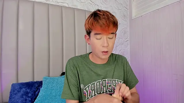 Snapshot of Chris_boy_ chatting on 06-19-26, 01:50 Chris boy online show from 06-19-26, 01:50