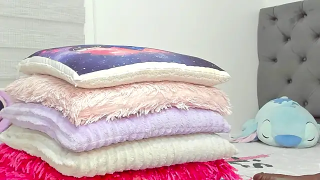 Elizabeth 18  online show from 04-07-26, 03:30