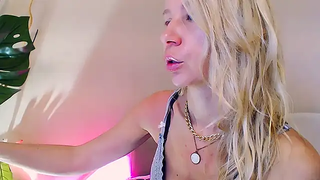 OLIVIA CANDY online show from 06-01-26, 05:07