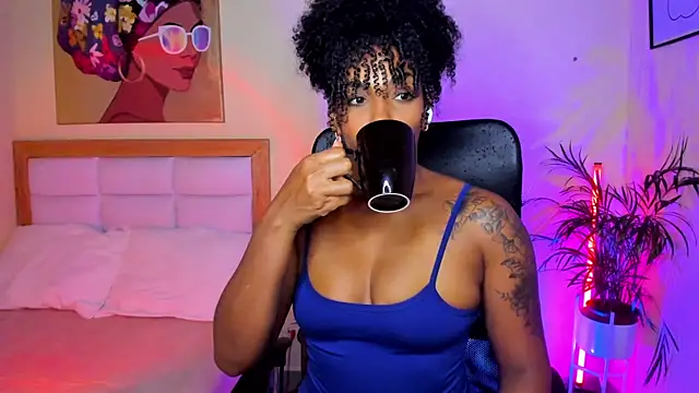 Snapshot of AitanaBrown_ chatting on 05-01-26, 01:27 AitanaBrown online show from 05-01-26, 01:27