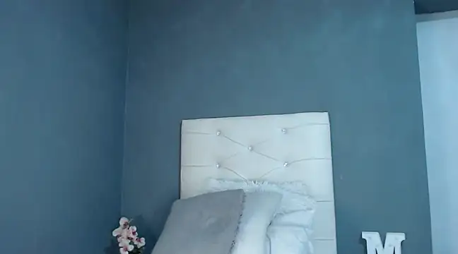 Snapshot of _MoniqueLovay_ chatting on 02-23-25, 08:33  MoniqueLovay  online show from 02-23-25, 08:33