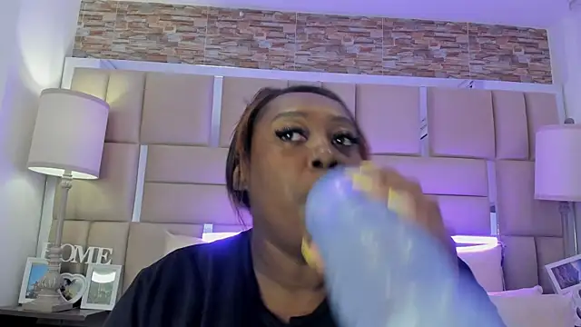 ShaniaBrownn online show from 09-20-25, 07:41