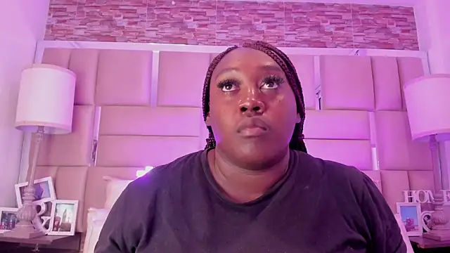 ShaniaBrownn online show from 03-26-26, 06:17