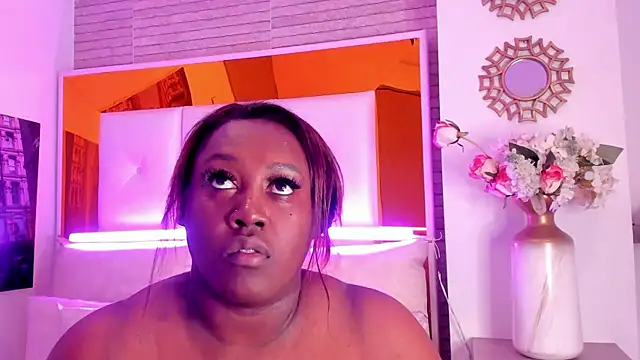 ShaniaBrownn online show from 10-07-25, 07:59