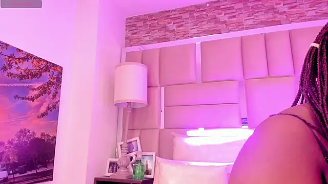 ShaniaBrownn online show from 05-25-26, 07:45