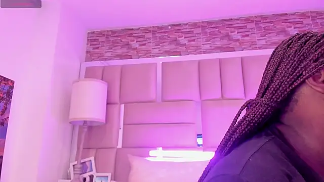 ShaniaBrownn online show from 04-29-26, 07:53