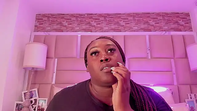 ShaniaBrownn online show from 04-14-26, 07:52