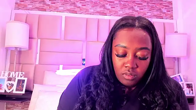 ShaniaBrownn online show from 12-22-25, 08:20