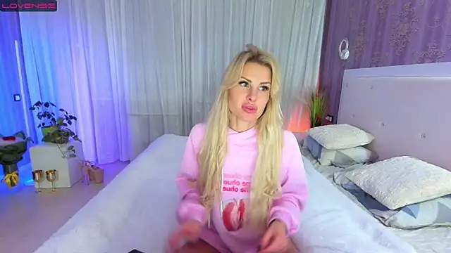 Snapshot of MirandaQueen chatting on 01-04-25, 04:44 MirandaQueen online show from 01-04-25, 04:44