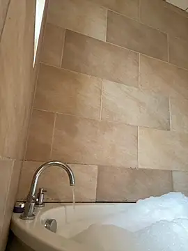 Snapshot of rippedbritish chatting on 04-15-26, 04:33 rippedbritish online show from 04-15-26, 04:33