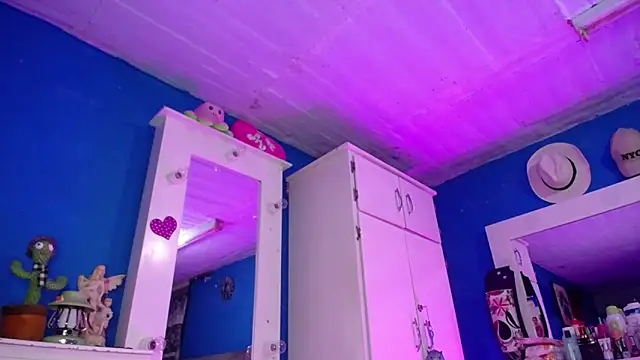 Snapshot of Lunahoney1 chatting on 10-18-25, 02:08 Lunahoney1 online show from 10-18-25, 02:08