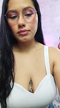 LauraRuiz1 online show from 05-27-26, 01:04