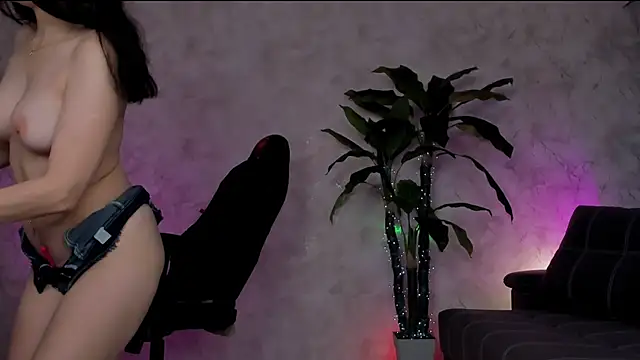 Emma7 online show from 05-18-26, 04:07