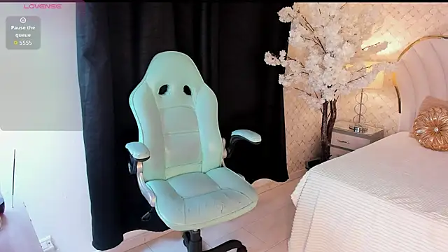 KatalinaMillan online show from 10-28-25, 05:50