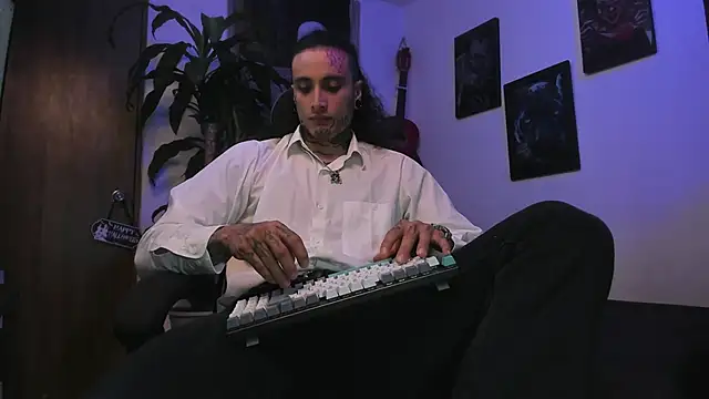 Snapshot of Ryuk_it chatting on 10-18-25, 02:19 Ryuk it online show from 10-18-25, 02:19