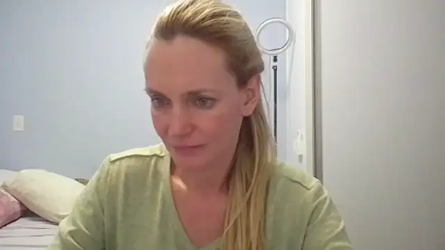 Snapshot of Annylove1 chatting on 04-19-26, 01:06 Annylove1 online show from 04-19-26, 01:06