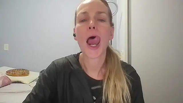 Snapshot of Annylove1 chatting on 05-05-26, 12:13 Annylove1 online show from 05-05-26, 12:13