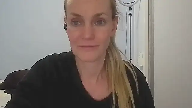 Snapshot of Annylove1 chatting on 05-15-26, 12:30 Annylove1 online show from 05-15-26, 12:30