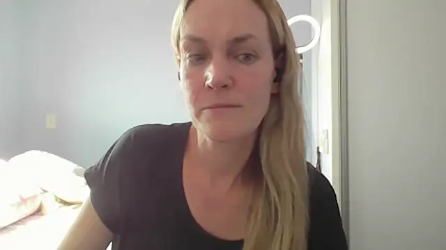 Snapshot of Annylove1 chatting on 04-17-26, 04:54 Annylove1 online show from 04-17-26, 04:54