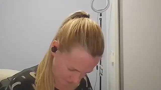Snapshot of Annylove1 chatting on 05-08-26, 12:14 Annylove1 online show from 05-08-26, 12:14