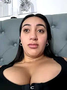 Snapshot of Hannahoff chatting on 11-21-25, 12:20 Hannahoff online show from 11-21-25, 12:20