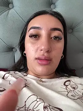 Snapshot of Hannahoff chatting on 12-14-25, 06:13 Hannahoff online show from 12-14-25, 06:13