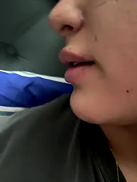 Snapshot of Hannahoff chatting on 12-19-25, 12:36 Hannahoff online show from 12-19-25, 12:36