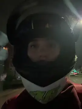 Snapshot of Hannahoff chatting on 11-14-25, 04:16 Hannahoff online show from 11-14-25, 04:16