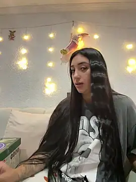 Snapshot of Hannahoff chatting on 12-17-25, 10:26 Hannahoff online show from 12-17-25, 10:26