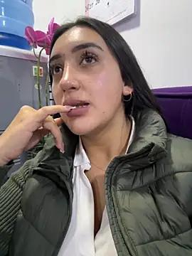 Snapshot of Hannahoff chatting on 11-06-25, 12:25 Hannahoff online show from 11-06-25, 12:25