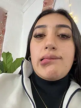 Snapshot of Hannahoff chatting on 12-17-25, 02:05 Hannahoff online show from 12-17-25, 02:05