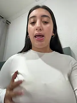 Snapshot of Hannahoff chatting on 02-26-26, 04:12 Hannahoff online show from 02-26-26, 04:12