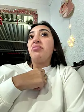 Snapshot of Hannahoff chatting on 12-23-25, 04:12 Hannahoff online show from 12-23-25, 04:12