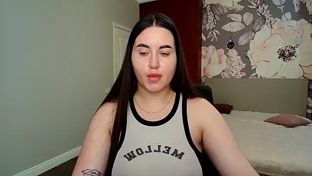 Snapshot of Roxie_Bradley chatting on 06-16-26, 05:51 Roxie Bradley online show from 06-16-26, 05:51