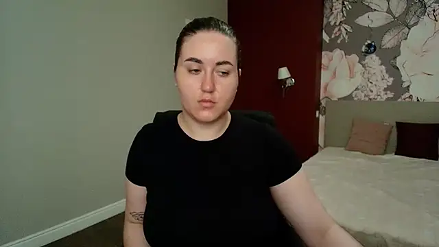 Snapshot of Roxie_Bradley chatting on 05-13-26, 05:47 Roxie Bradley online show from 05-13-26, 05:47