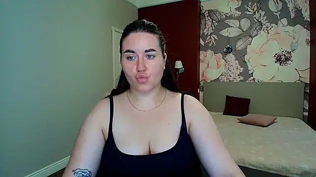 Snapshot of Roxie_Bradley chatting on 07-17-26, 05:48 Roxie Bradley online show from 07-17-26, 05:48