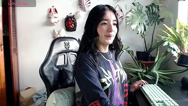 Snapshot of cat_salo chatting on 04-18-26, 10:10 cat salo online show from 04-18-26, 10:10
