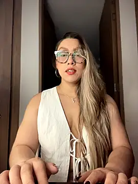 Snapshot of Im_sophiie chatting on 04-21-26, 07:15 Im sophiie online show from 04-21-26, 07:15